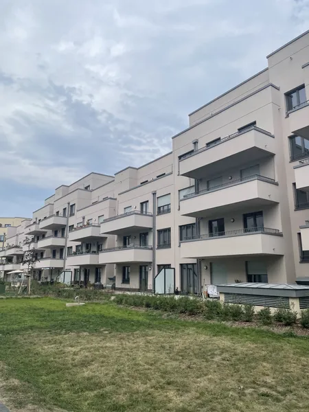 Helle Neubauwohnung mit Einbauküche, Balkon, Tiefgaragenstellplatz — photo 1